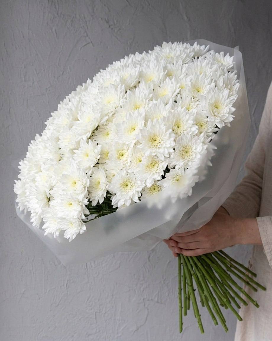 Моно-букет из белых кустовых хризантем